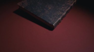 siyah zemin eski kitap