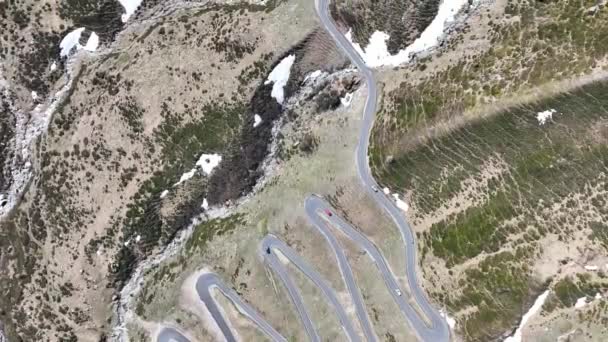 在阿尔卑斯山中蜿蜒的道路上 从无人驾驶飞机上射击 — 图库视频影像