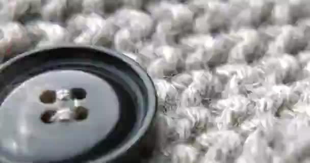 针织羊毛衫上的纽扣特写 — 图库视频影像
