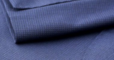 Bir adamın ceketinin kolundaki düğmeler aşırı yakın plan.