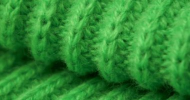 Bir kadın örgü süveterinin çok yakın çekimi.