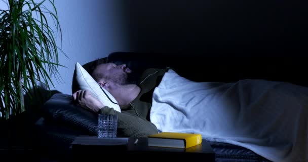 一个人睡在沙发上的令人不安的梦 — 图库视频影像