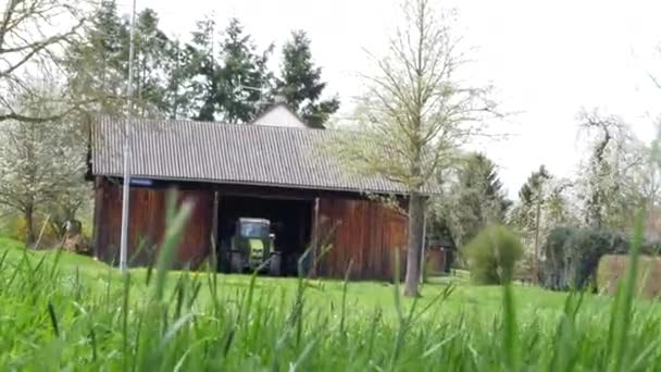 Traktor Steht Holzscheune Konzept Vom Dorfleben Frühling — Stockvideo