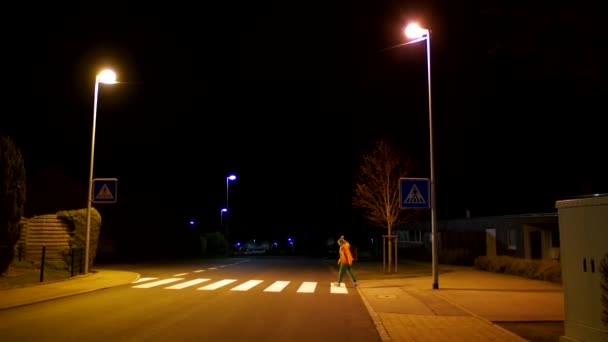 Girl Orange Jacket Green Pants Runs Road Pedestrian Crossing Late — Αρχείο Βίντεο