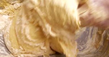 Şekerci hamur pişirmek için hamur yoğurur.