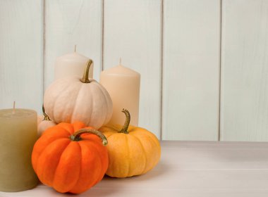 Ahşap masada Cadılar Bayramı balkabakları