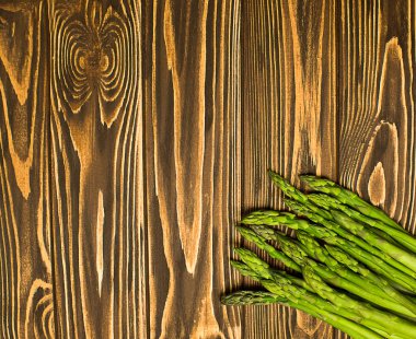 Koyu ahşap yaprak biti üzerinde taze kuşkonmaz.