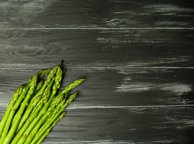 Yeşil kuşkonmaz. Siyah yaprak bitleri üzerinde taze kuşkonmaz. Canavarın görüntüsü. Metnin için boş yer.