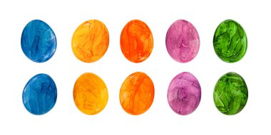 Mavi, mor, turuncu, sarı ve yeşil Paskalya yumurtaları