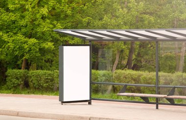 Işık kutusuyla otobüs durağı. Otobüs durağındaki reklam paneli boş. Model için arkaplan