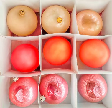 Bir kutuya istiflenmiş renkli Noel süslemeleri.