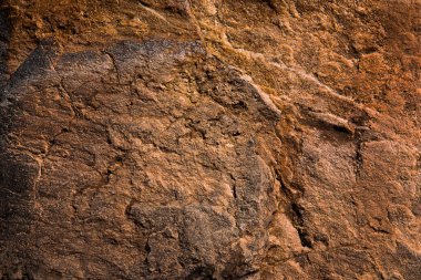 Taş kahverengi desenli granit, gri duvar.