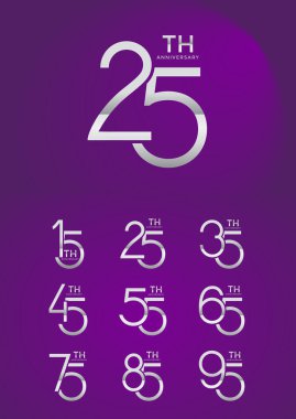 Kutlama için mor arkaplan üzerinde yıl dönümü logo tarzı gümüş rengi örtüşen sayı