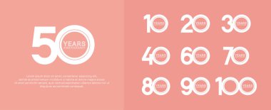 Kutlama anı için pembe arkaplanda yıl dönümü logosu beyaz rengi