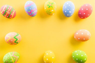 Paskalya yumurtaları çok renkli ve paskalya arkaplanı