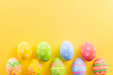 Paskalya yumurtaları çok renkli ve paskalya arkaplanı