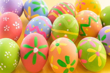 Paskalya yumurtaları çok renkli ve paskalya arkaplanı