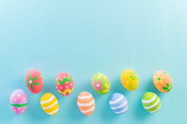 Paskalya yumurtaları çok renkli ve paskalya arkaplanı