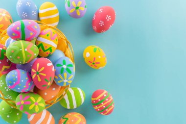 Paskalya yumurtaları çok renkli ve paskalya arkaplanı