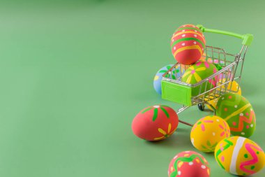 Paskalya yumurtaları Paskalya arkaplanı için tramvayda birçok renk