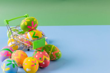 Paskalya yumurtaları Paskalya arkaplanı için tramvayda birçok renk