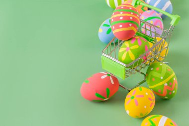 Paskalya yumurtaları Paskalya arkaplanı için tramvayda birçok renk