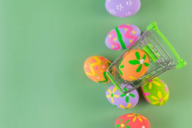 Paskalya yumurtaları Paskalya arkaplanı için tramvayda birçok renk