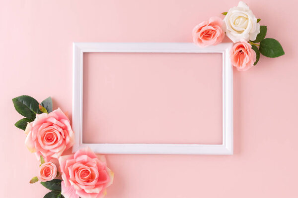 Концепция украшения к женскому дню выполнена из розового цветка вокруг рамки на пастельном фоне.