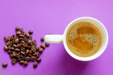Mor arkaplanlı siyah espresso kahvesi, yazılar için bir yer, üst manzara.