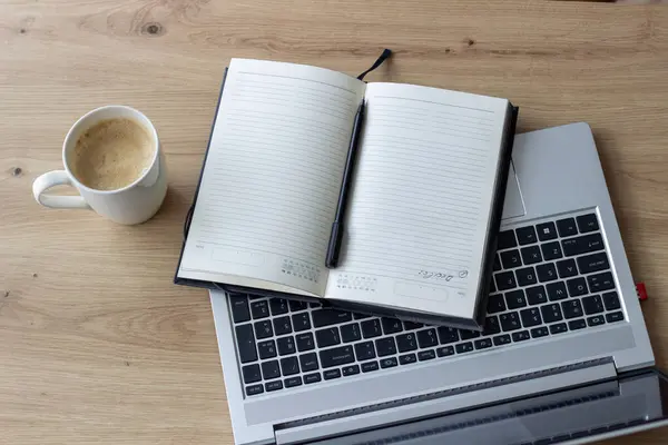 Uzak çalışma alanının temsili, dizüstü bilgisayarlı ve kapuçinolu