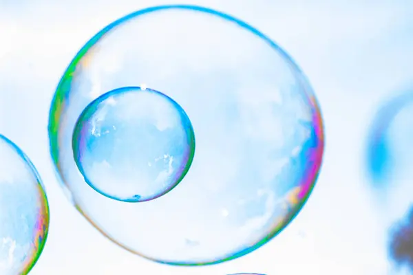 beyaz mavi gökyüzünde yüzen sabun köpükleri