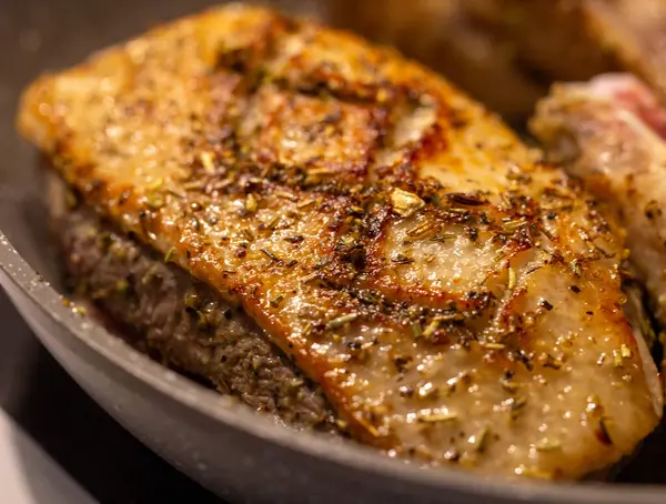 Kızarmış ördek ve tavada baharat.