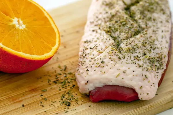 Tahtada çiğ ördek filetosu, baharatlı ve taze portakallı biftek.