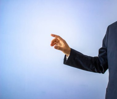 İşadamı bir şeye işaret ediyor.