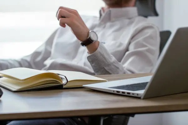 Yaklaş, hesaplı sandalyedeki iş adamı. Adam bilgisayar sandalyesinde, masada dijital tableti, sosyal ağı, iş başarısı konsepti olan bir ofiste rahat oturuyor.