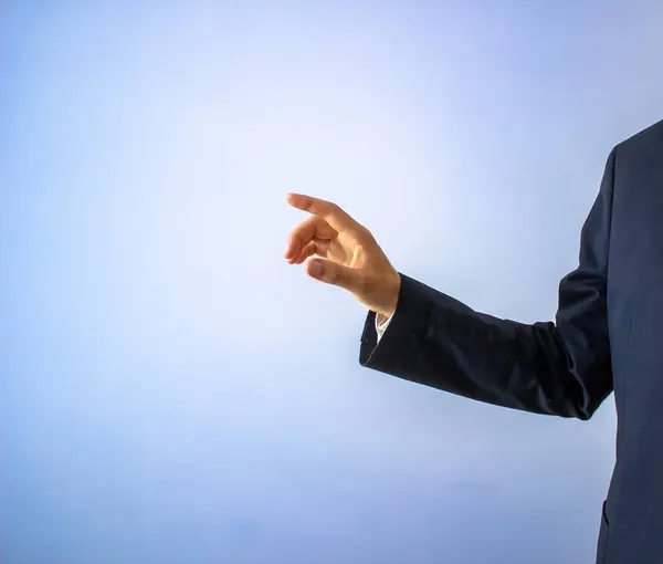 İşadamı bir şeye işaret ediyor.