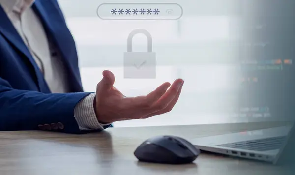 İş adamı masada kilitli bir dizüstü bilgisayar kullanıyor. güvenlik ve veri koruma kavramı