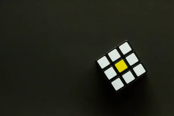 Siyah arka planda rubik küp, yaratıcı fikir, okula dönüş konsepti