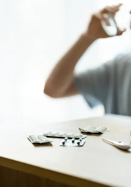 Adam tıbbi reçeteler okuyor, hasta içkileri içiyor, sağlık ve ilaç konsepti, sonbahar gribini görselleştirmek için mükemmel.