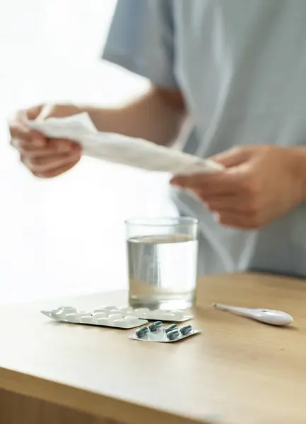 Adam ilaç alıyor, hasta içiyor, ilaç içiyor, sağlık ve ilaç konsepti, sonbahar gribini görselleştirmek için mükemmel.