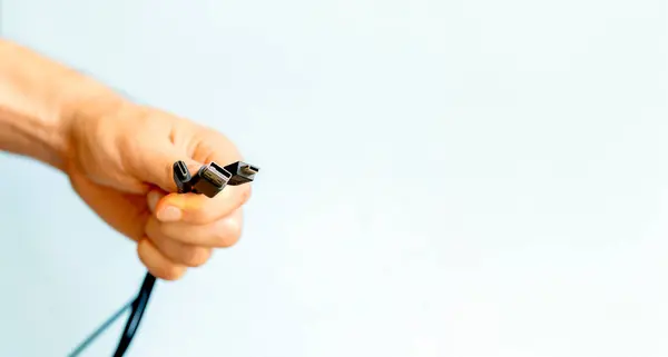 Elinde birkaç kablo tutan adam, farklı türde USB kablolar, teknoloji ve bağlantı konsepti