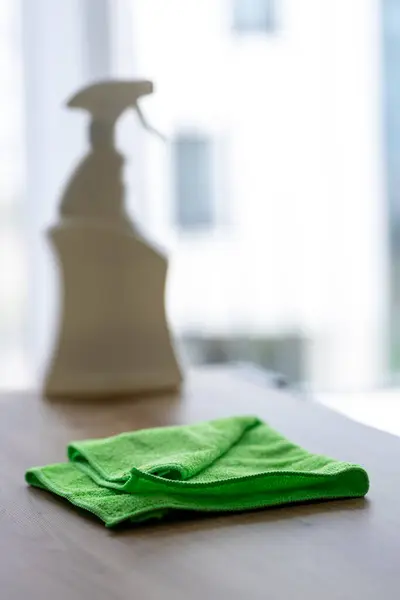 Beyaz sprey şişedeki temizlik maddesi temiz pencereye karşı, ev temizleme konsepti
