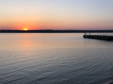 Gölün üzerinde güzel bir gün batımı