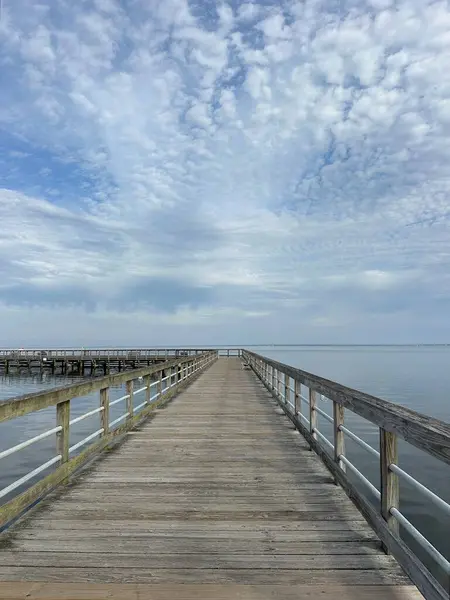 Miramar Beach Florida 'daki ChoctaWhatchee Körfezi' nin üzerindeki uzun ahşap iskele. 