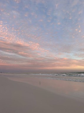 Destin, Florida 'da Meksika Körfezi üzerinde pembe gün batımı 