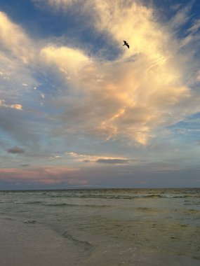 Meksika Körfezi üzerinde renkli günbatımı bulutları Destin, Florida 