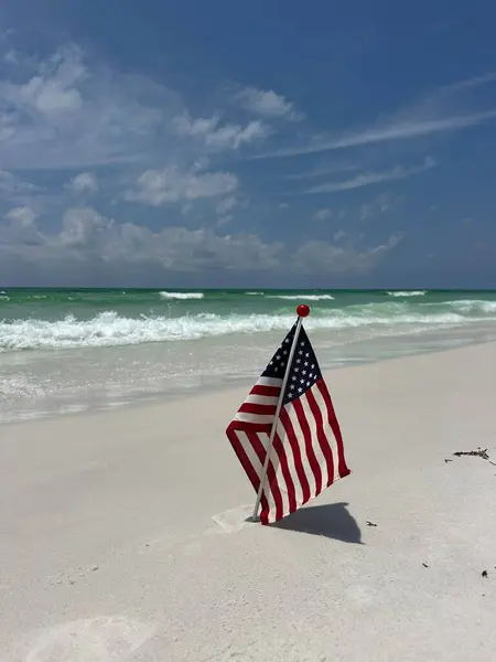 Sahilde Amerikan bayrağı, Meksika Körfezi 'nin deniz manzaralı.