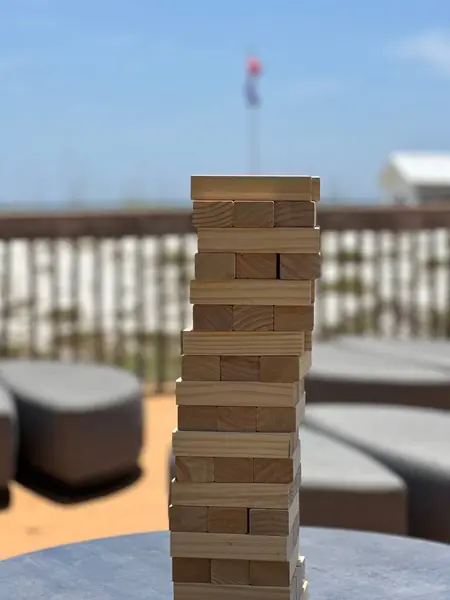 Sahildeki açık hava tahta oyununun seçici odağı.