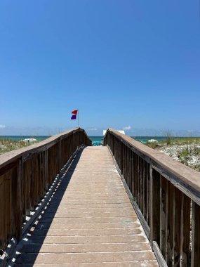 Miramar Sahili, Florida plajı. Kırmızı ve mor güvenlik bayrakları dalgalanıyor.