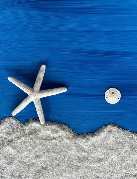 Beyaz denizyıldızı, kumsal konsepti ve mavi arka planda beyaz kum. 